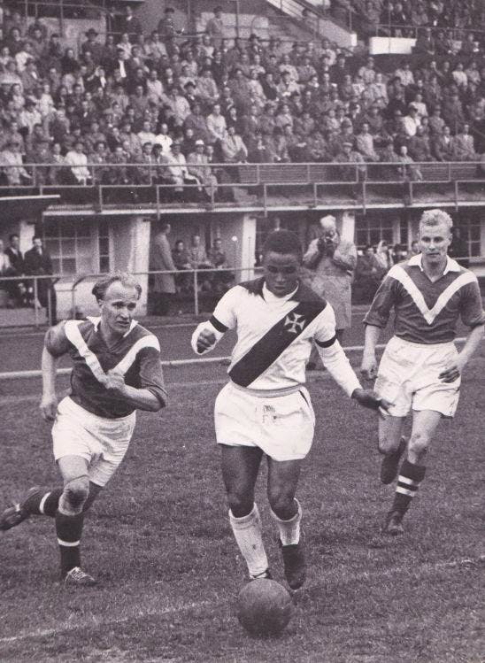 Allianssi ja Vasco da Gama kohtaavat Olympiastadionilla. Oikealla Matti Haahti, vasemmalla Paavo Lyytikäinen (Kiffen).