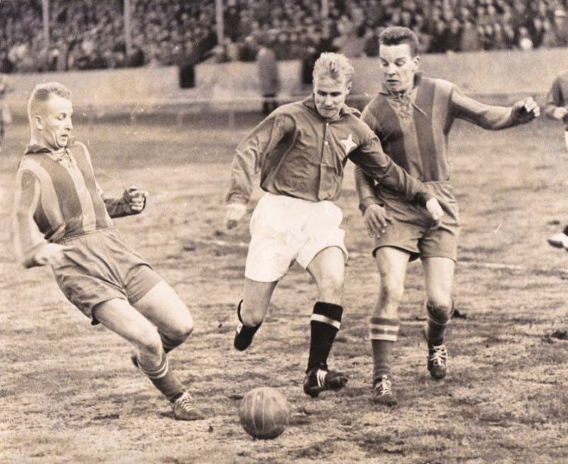 HIFK kohtaa Tampereen Kisatoverit vappuna 1960. Keskellä Matti Haahti, ympärillään TKT:n Erkki Lahtinen ja Raimo Virola.