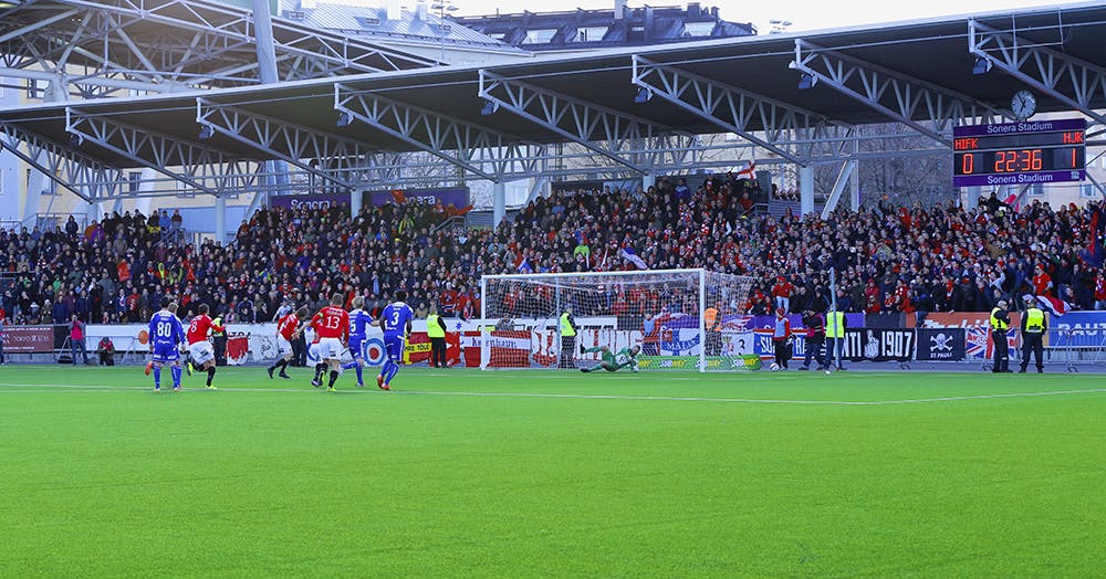 Joni Korhonen iskee pallon pilkulta vasempaan alakulmaan ohi HJK-maalivahti Daniel Örlundin ja sytyttää HIFK:n kannattajapäädyn mahtavaan huutomyrskyyn. Kuva: Jere Nevalainen