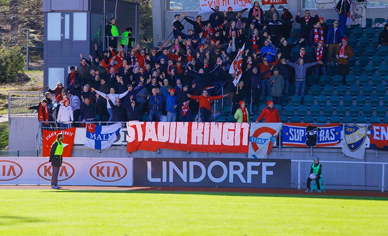 Stadin Kingit olivat vahvasti mukana kauden avausreissussa Maarianhaminassa. IFK-kannattajia on lähdössä myös Rovaniemelle. Kuva: Jere Nevalainen