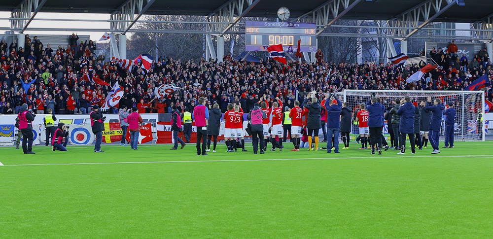 Matsin jälkeen IFKpelaajat kävivät tuttuun tyyliin kiittämässä kannattajiaan mahtavasta tuesta läpi ottelun. Huikeeta Kingit! Kuva: Jere Nevalainen
