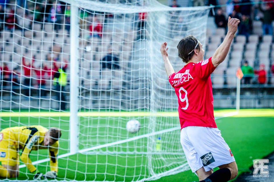 Pekka Sihvola tuulettaa loppuhetkien tasoitusmaaliaan Kuopion Palloseuraa vastaan Soneralla. Kuva: Riku Laukkanen / R1ku Exposures