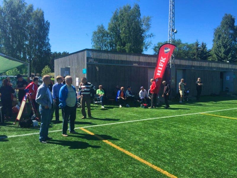 Runsaslukuisesta yleisöstä saattoi tunnistaa tunnettuja jalkapalloprofiileja