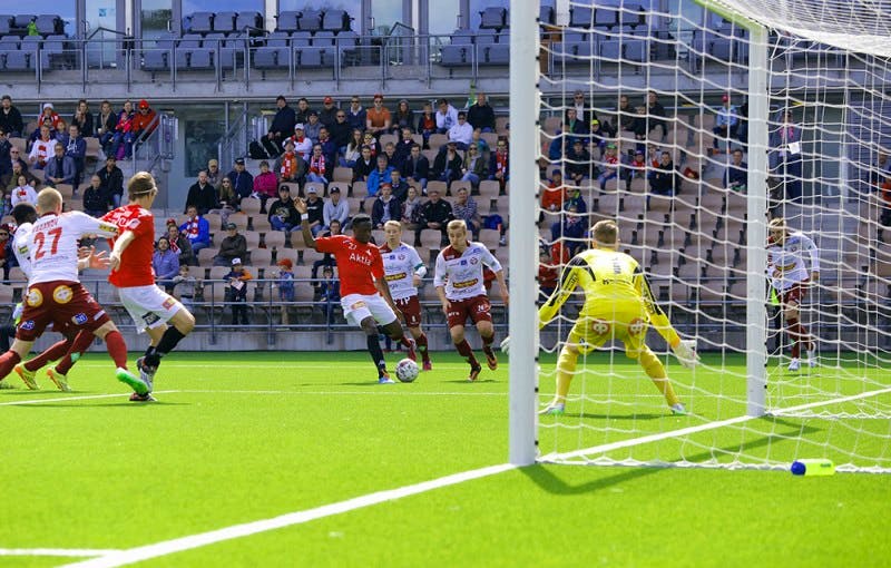 Nnaemeka Anyamelella oli hyvä paikka 1-0 maaliin. Jesse Öst kuitenkin torjui pallon jalallaan alakulmasta. Kuva: Jere Nevalainen