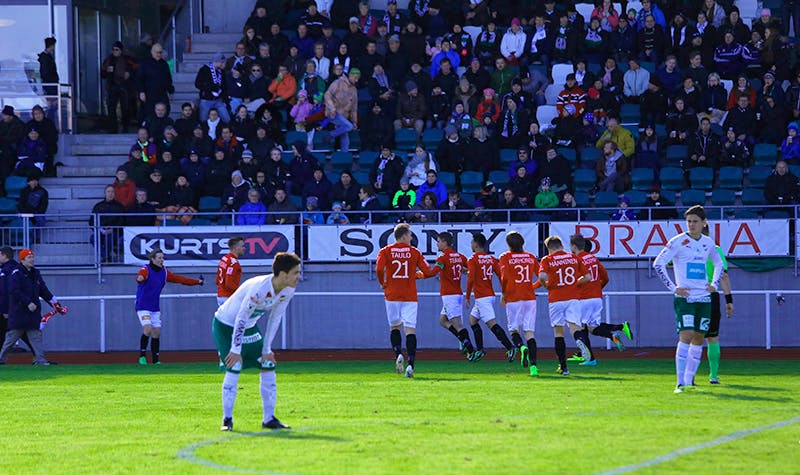 HIFK juhlii Esa Terävän tekemää tasoitusmaalia IFK Mariehamnia vastaan huhtikuussa. Kuva: Jere Nevalainen