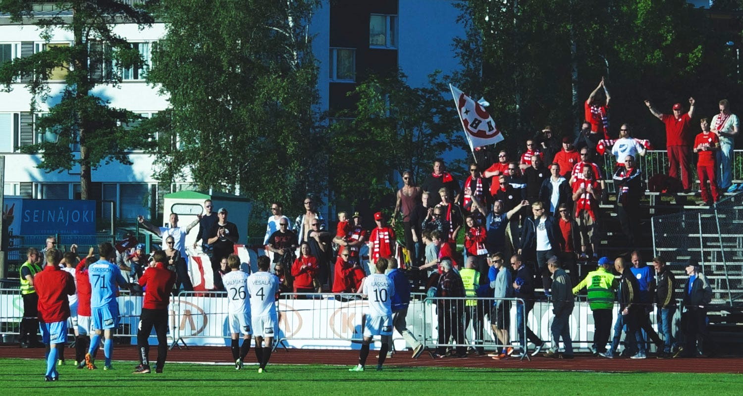 Seinäjoella ei ole tälläkään kaudella kulkenut: yhteismaalit SJK:lle 6-1. Stadin Kingit painoivat molempiin reissuihin kahdella fanibussilla.