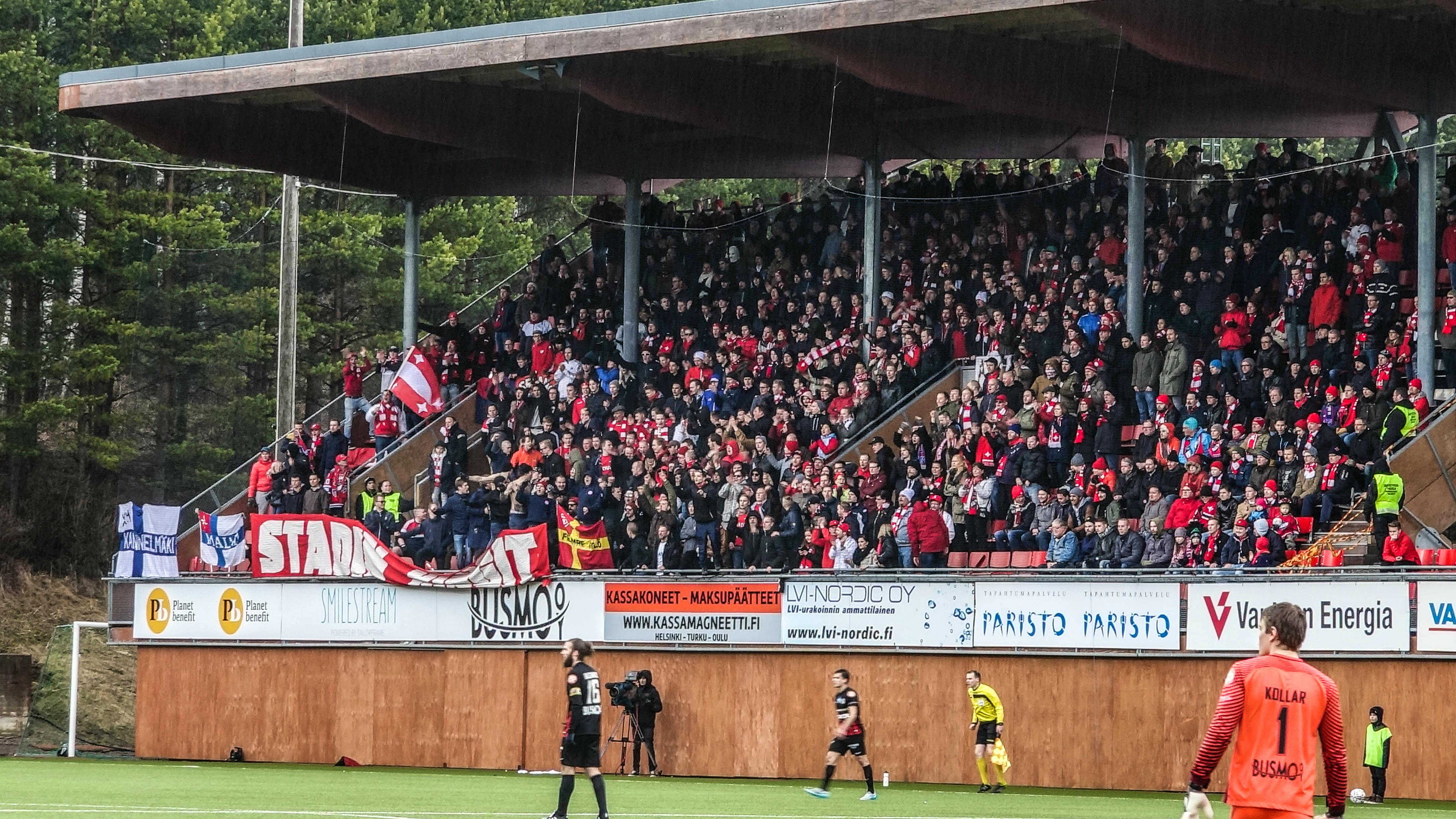 Kauden avausottelu pelattiin Myyrmäessä. HIFK-kannattajia oli saapunut paikan päälle yli 700 ja tunnelma oli huikea.