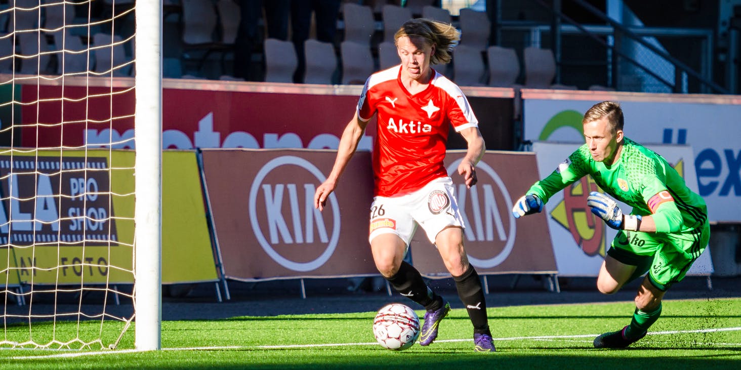 Ville Salmikivi ohittaa SJK-maalivahti Mihkel Aksalun ja niittaa loppulukemat 3-1:een. Kuva: Riku Laukkanen / R1ku Exposures