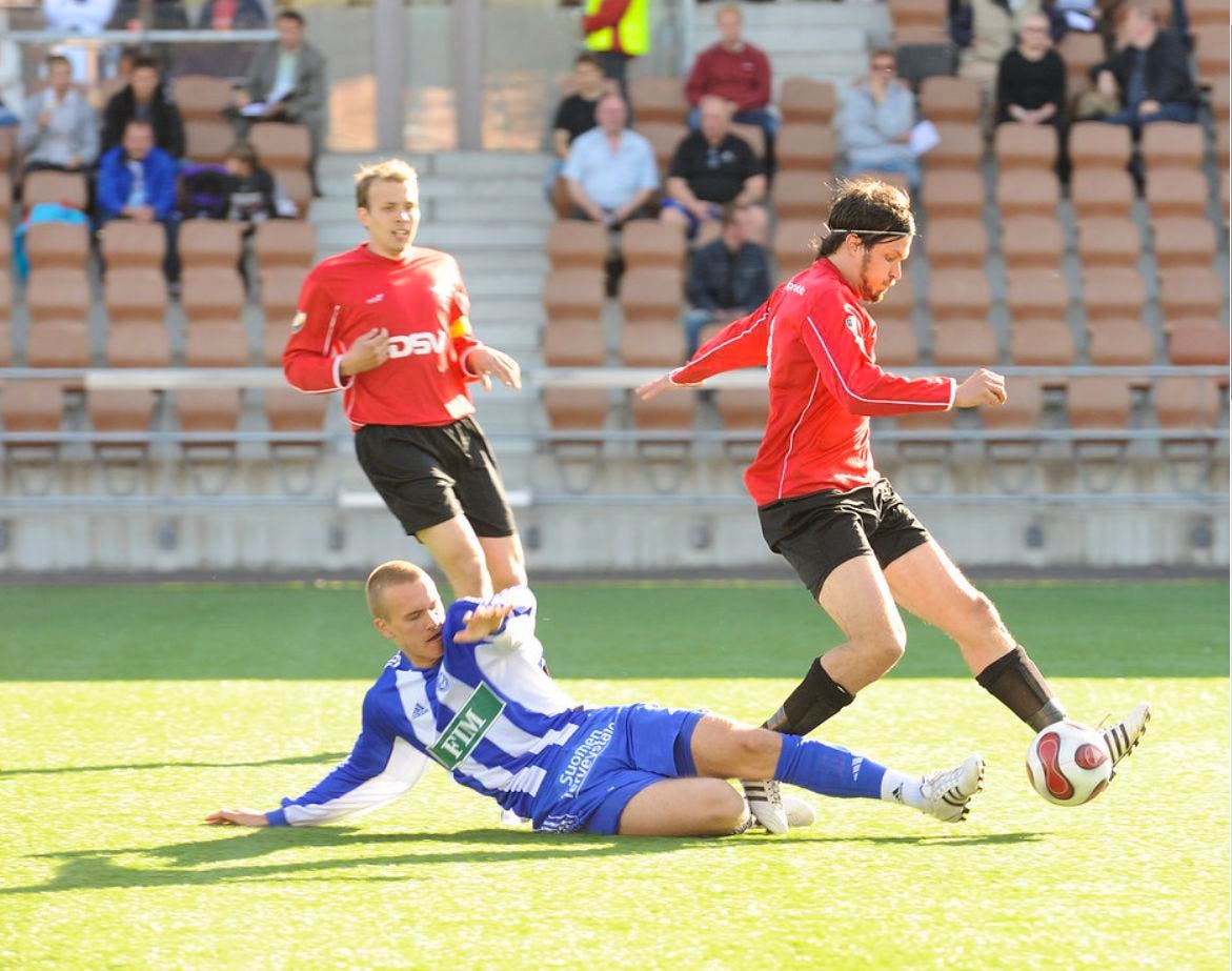 Tämän veljesparin jalkoihin jäi moni vastustaja. Mikko (vas.) ja Jukka Halme dominoivat IFK:n keskikenttää vuosikaudet. Finnair Stadium, kesäkuu 2008. Kuva: Vilhelm Sjöström